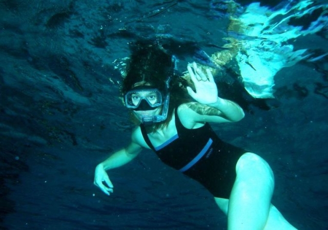  Entrenamiento y entrenamiento de buceo en una alberca 